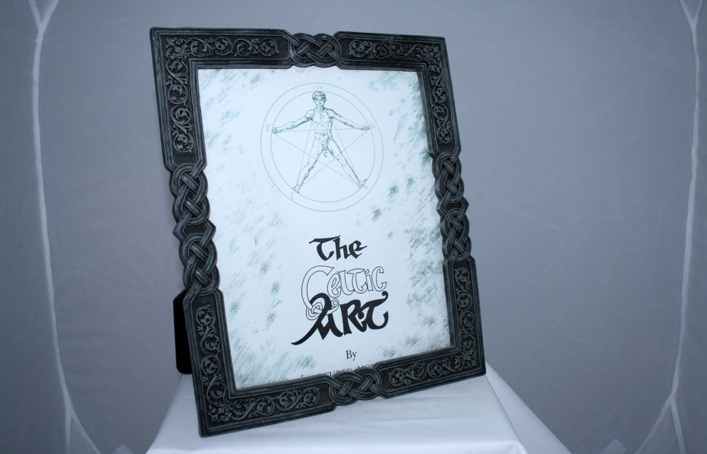 Celtic Design Grey 8x10in